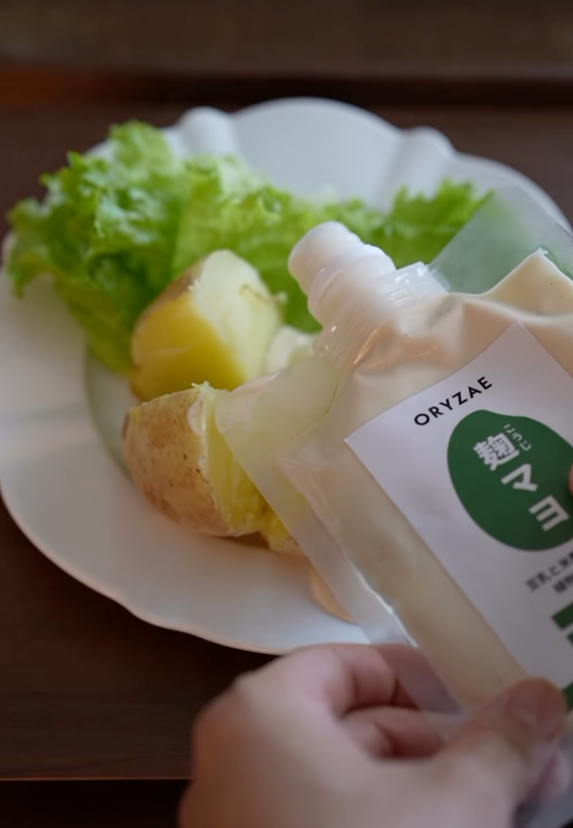 麹マヨをじゃがいもにかける様子