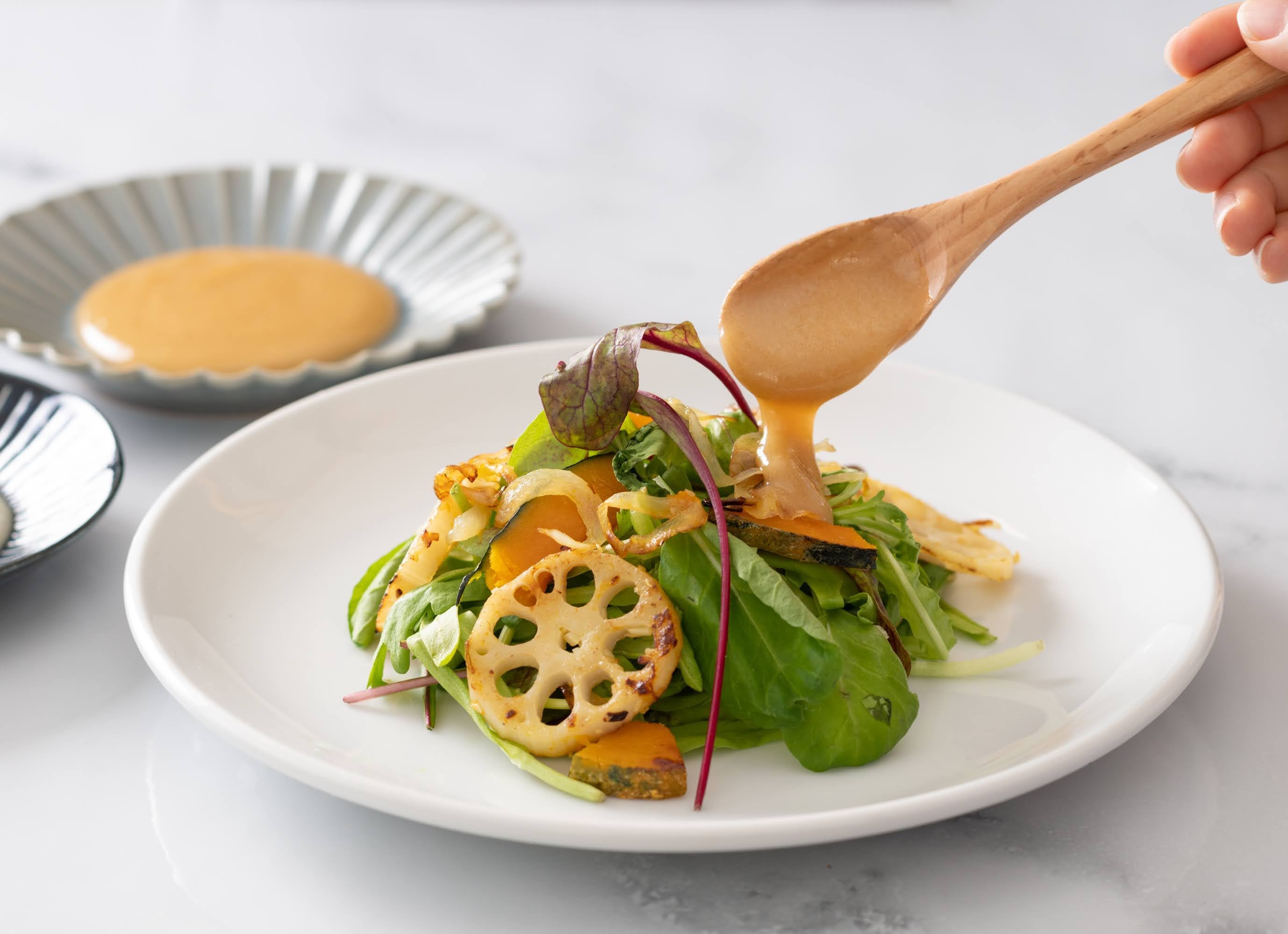 米麹調味料を野菜料理にかけている様子